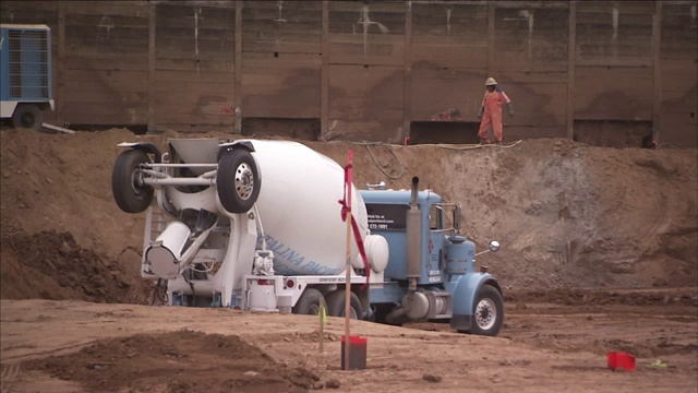 一辆水泥车驶过一处建筑工地。视频素材