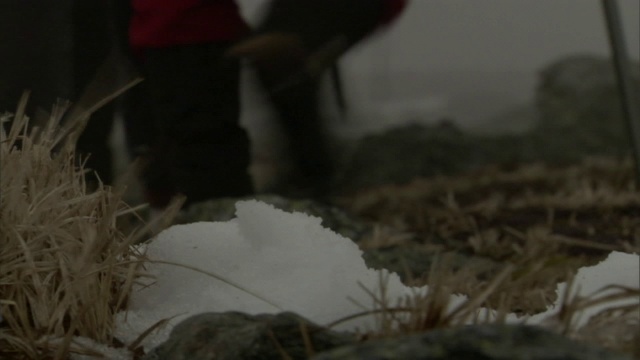 三个徒步旅行者在浓雾中穿越岩石地带。视频素材