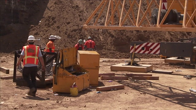 建筑工人在建筑工地执行任务。视频素材