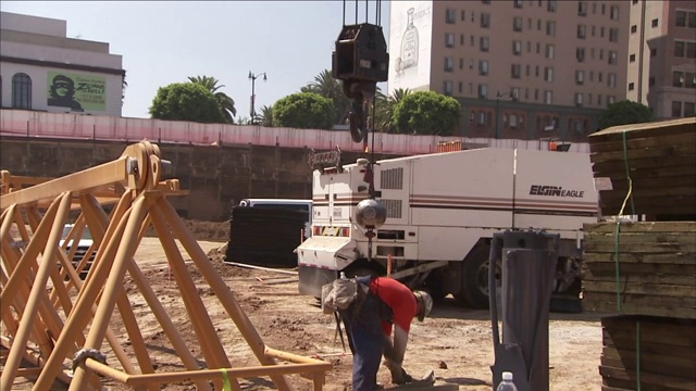 起重机在建筑工地上方操作。视频素材