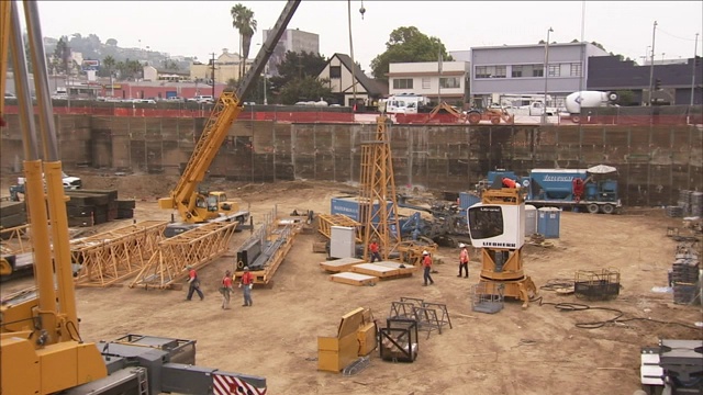 重型机械占据了一个建筑工地。视频素材