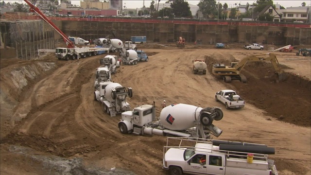 水泥卡车在建筑工地排队。视频素材