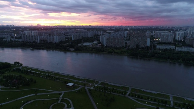 黄昏时分的城市和河景视频素材