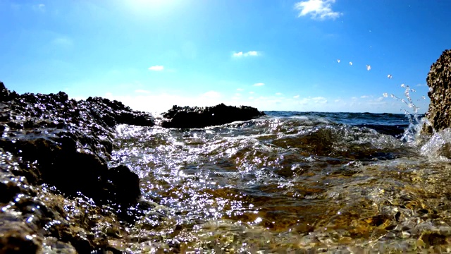 海浪冲击着布满岩石的海滩视频素材