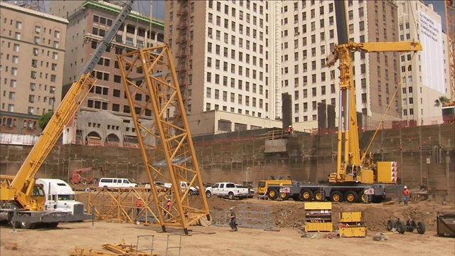 重型机械占据了一个建筑工地。视频素材