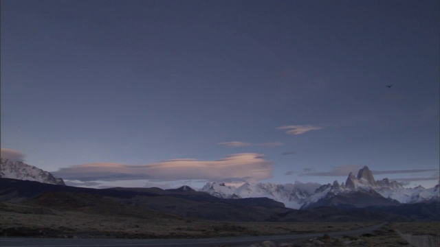 白雪覆盖的山峰映衬着湛蓝的天空。视频素材