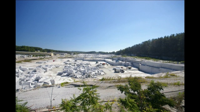 重型机械在采石场搬运花岗岩块。视频素材