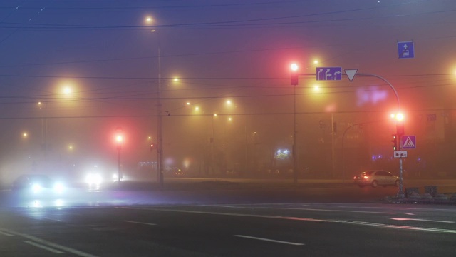 在夜雾中有前灯的汽车视频素材