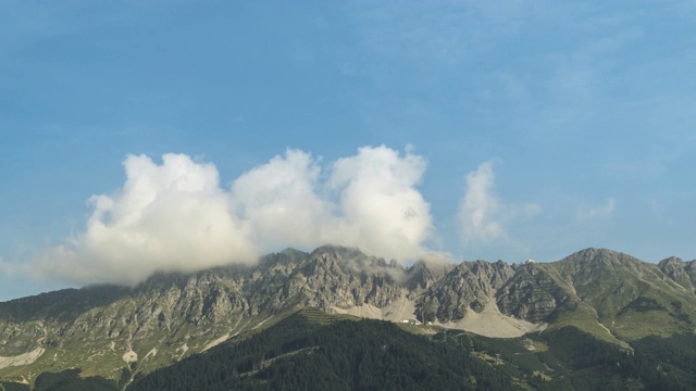 低角度TL:在早晨的夏季奥地利阿尔卑斯山上的云景，hafelekarspitz - seegrube在karwendell山，奥地利因斯布鲁克视频素材