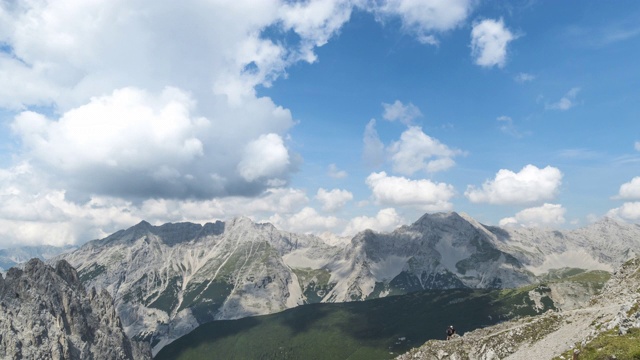 在奥地利因斯布鲁克的卡文德尔山，夏季阿尔卑斯山上的云景视频素材