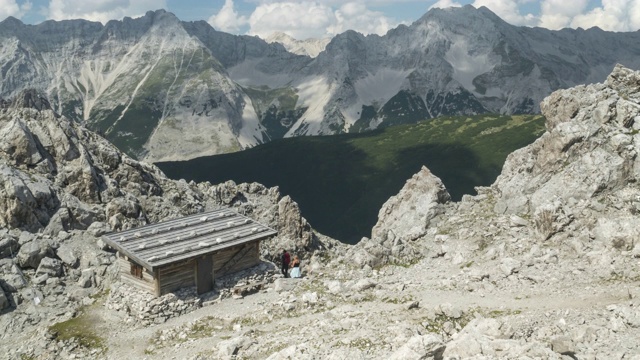 奥地利因斯布鲁克Karwendel山的Hafelekarspitze-Seegrube，夏季阿尔卑斯山上的云景小屋视频素材