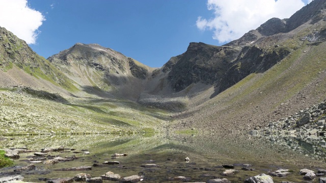 低角度缩小TL:云景在斯瓦兹莫斯的高山湖泊，Gossenköllesee, Kühtai，蒂罗尔，奥地利视频素材