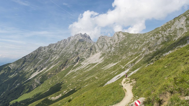 奥地利因斯布鲁克Karwendel山的hafelekarspitz - seegrube夏季阿尔卑斯山上的云景图视频素材