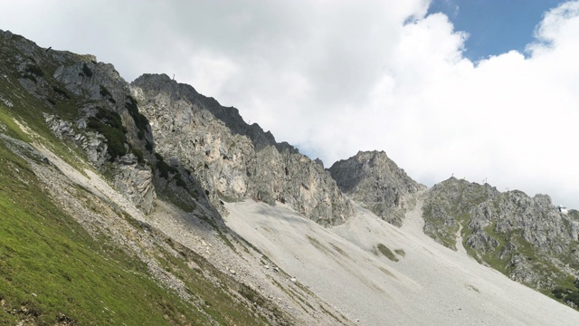 低角度TL:在夏季奥地利阿尔卑斯山的云景，hafelekarspitzseegrube在karwendell山，奥地利因斯布鲁克视频素材