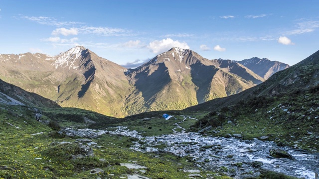 中国四川省四姑娘山国家公园海子谷四姑娘山地区的夏季自然景观视频素材