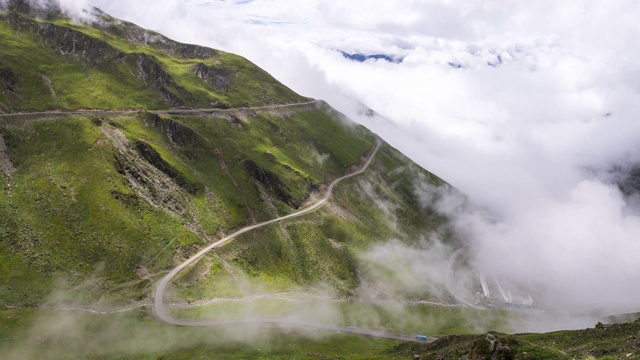 高角度TL视图:中国四川省小金县巴郎山景在夏季曲线道路上的云运动视频素材