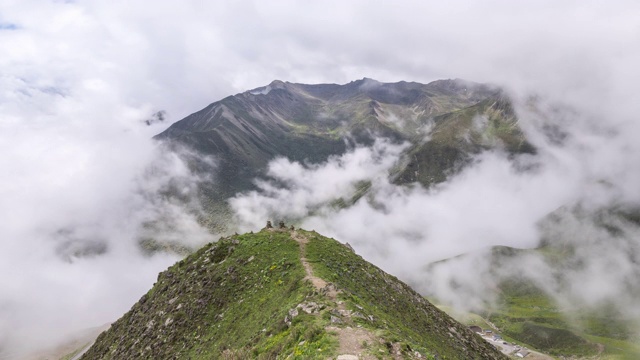 中国四川省小金县巴郎山景的夏季云团在一峰之间移动视频素材