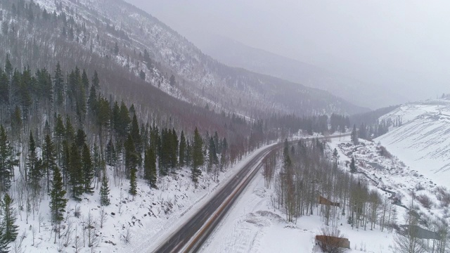 科罗拉多州山区高速公路上的暴风雪视频素材