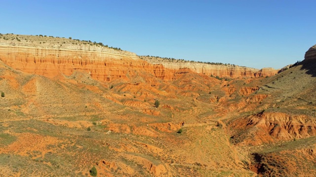 空中飞过崎岖的风景和树木，向上到峡谷砂岩山脉的兰布拉德巴拉奇纳，映衬着阿拉贡的蓝天视频素材