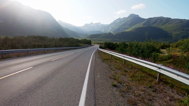 欣赏美丽的挪威公路和山脉视频素材