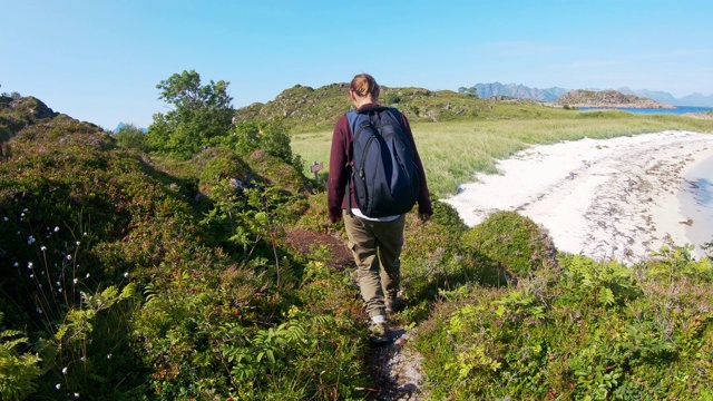 年轻的女游客走在山间小路上欣赏风景视频素材