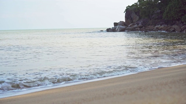 夏日沙滩放松与散景阳光和蓝天。视频素材