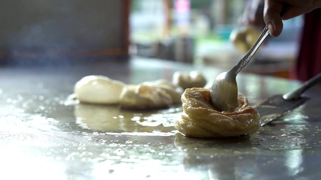 小贩正在做印度传统街头小吃，Roti Canai或chapati视频素材