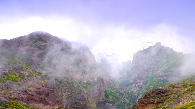 云在马德拉岛的山上，在Ninho da Manta，或鹰巢视频素材