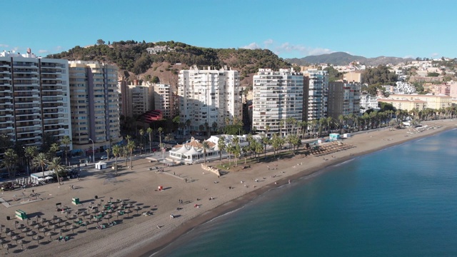 无人机拍摄- 4K -航拍Málaga(西班牙)太阳海岸城市的海滩和建筑在一个阳光明媚的日子视频素材