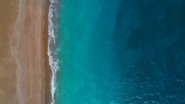 鸟瞰清澈的绿松石大海和波浪视频素材