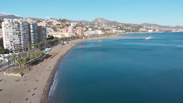 无人机拍摄- 4K -航拍Málaga(西班牙)太阳海岸城市的海滩和建筑在一个阳光明媚的日子视频素材