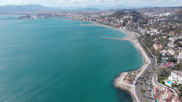 无人机拍摄- 4K -航拍Málaga(西班牙)太阳海岸城市的海滩和建筑在一个阳光明媚的日子视频素材