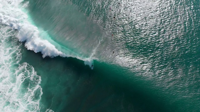 鸟瞰图与冲浪者和海浪在海洋。前视图。冲浪和海浪视频素材