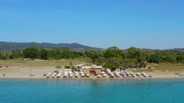 在希腊爱琴海，Halkidiki, Chalkidiki, Kassandra的海边村庄和skala(海滩)的航拍镜头视频素材