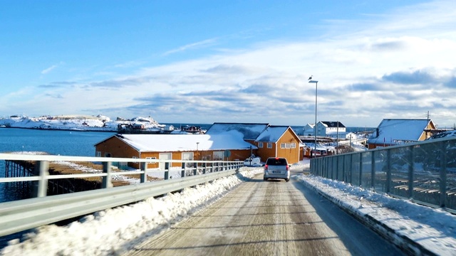 行驶在挪威北部罗浮敦群岛勒内镇的雪地上视频素材