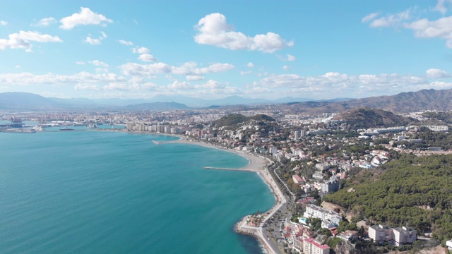 无人机拍摄- 4K -航拍Málaga(西班牙)太阳海岸城市的海滩和建筑在一个阳光明媚的日子视频素材