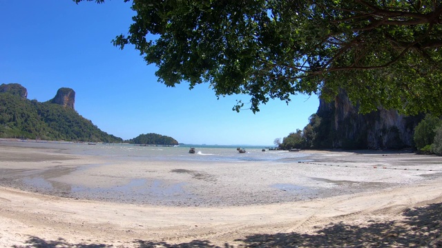 船只启动引擎，试图离开海岸浅滩。一个热带岛屿上非常大的退潮。视频素材