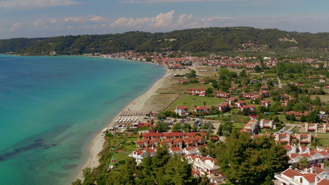 在希腊爱琴海，Halkidiki, Chalkidiki, Kassandra的海边村庄和skala(海滩)的航拍镜头视频素材