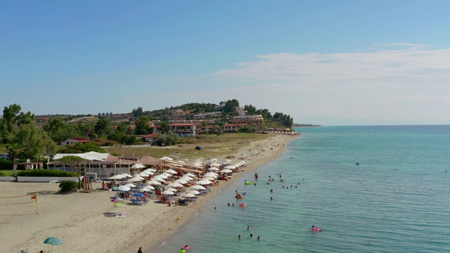 在希腊爱琴海，Halkidiki, Chalkidiki, Kassandra的海边村庄和skala(海滩)的航拍镜头视频素材