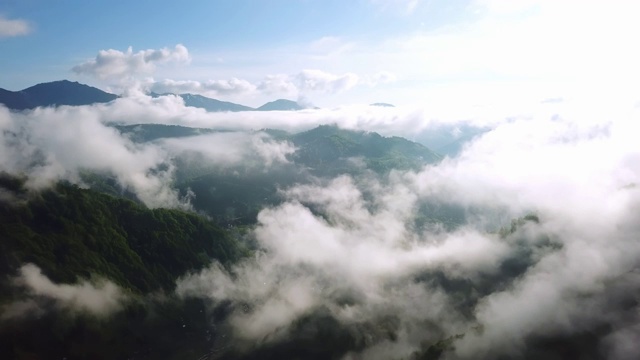 鸟瞰图的早晨雾在山区视频素材