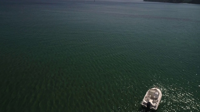 小船漂浮在海上，绿水视频素材