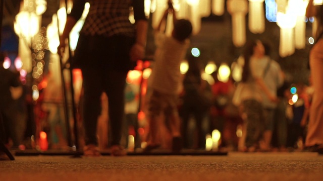 泰国清迈夜市夜景模糊的道路/街道。视频素材