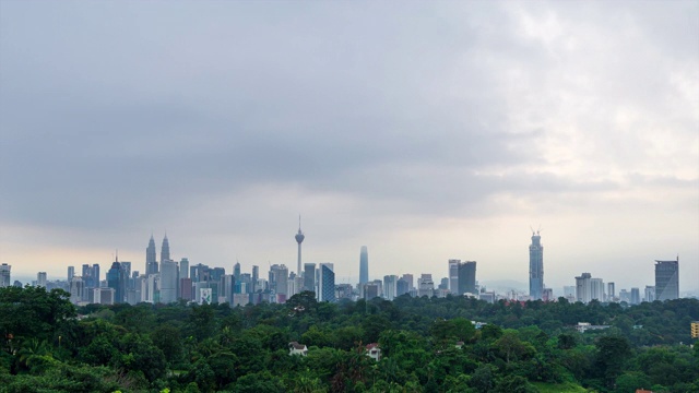 马来西亚吉隆坡市中心上空4K时间的阴郁日出。视频素材