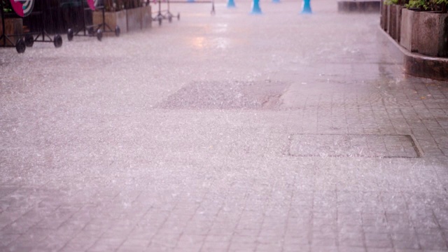 雨水落在人行道上。视频素材