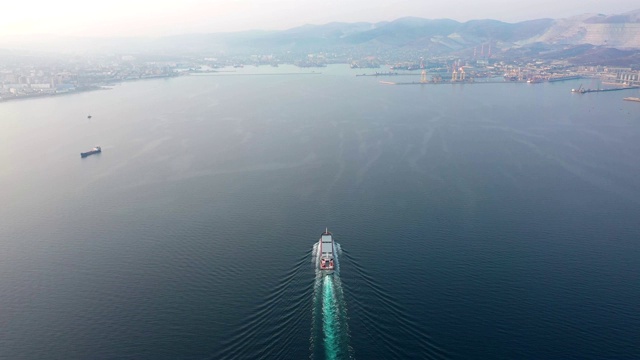 海上超大型空集装箱船航拍，上下视图视频素材