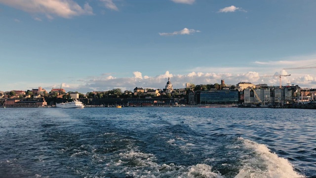 乘船观赏斯德哥尔摩湾-卡特琳娜基尔卡教堂视频素材