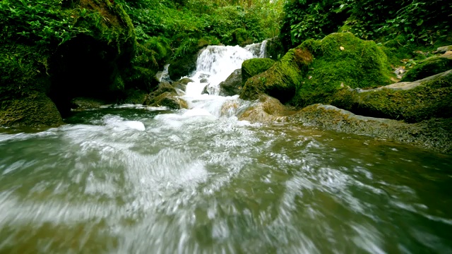 从山上流下的溪水视频素材