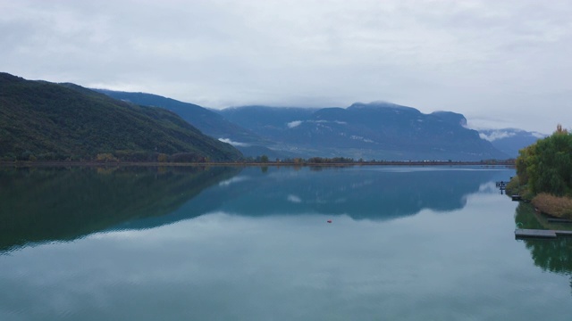 湖的白云石山脉。秋天，意大利- 4K视频素材