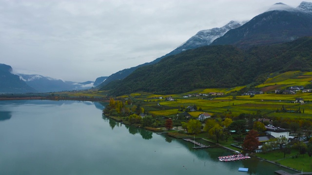 湖的白云石山脉。在葡萄园和山脉的背景。意大利- 4 k视频素材