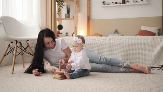 妈妈带着女儿学习玩积木玩具视频素材